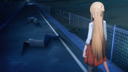 Asuna witnessing Kazuto lying on the ground after being injected with succinylcholine - S3E05