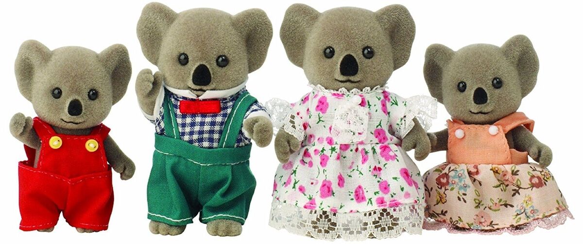 https://static.wikia.nocookie.net/sylvanian/images/5/57/Koala_Family_%28Billabong%29_dolls.jpg/revision/latest/scale-to-width-down/1200?cb=20191002141804