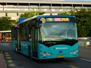 U0372 M316 CK6120LGEV2.jpg (4.39 MB) 一台M316路的比亚迪CK6120LGEV2停靠在大运地铁接驳站公交站台(2014年8月)