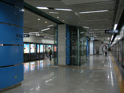 800px-Hua Qiao Cheng Station.jpg