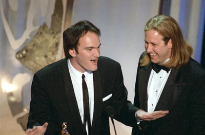 Quentin Tarantino y  recogiendo el galardón de los Oscar por ganar el premio al mejor guión original en 1994, por la película Pulp Fiction.