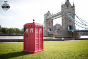  TARDIS painted pink in front of Tower Bridge. (:  [+]Doctor Who exhibits (BBC, 2023)