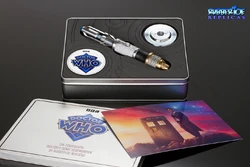 Rubbertoe 14 sonic 15.jpg (960 KB) The sonic inside the tin case, and the certificate and art print.