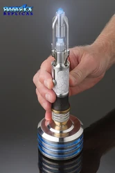 Rubbertoe-14-sonic-2.jpg (387 KB) The replica being placed onto the display stand.