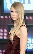 Taylor Swift country at music awards with straight hair