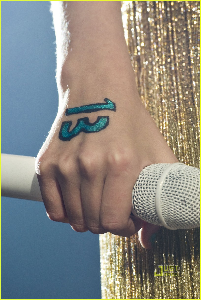 Why does Taylor Swift write 13 on her hand?