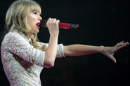 Taylor-swift-red-tour-pictures-video-456-1363285583