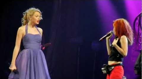 Taylor_Swift_and_Hayley_Williams_of_Paramore_sing_"That's_What_You_Get"