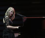 Taylor-swift-singer-playing-piano-blonde-red-lipstick-black-dress