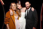 Taylor Swift embraces Céline Dion