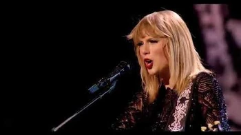 Taylor_Swift_-_I_Don't_Wanna_Live_Forever_at_SBW