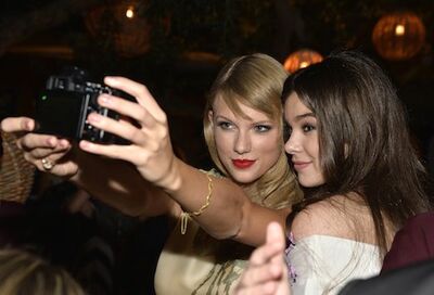 Steinfeld-and-Swift-Selfie-Romeo-and-Juliet-Premiere-2013