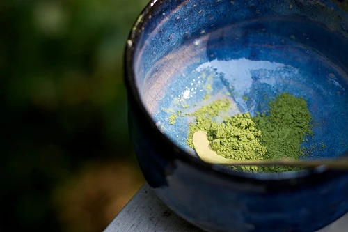 Put 2 small scoops of tea in teabowl