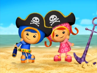 Milli and Geo with pirate hats