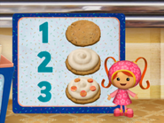 The three step process to make an ice cream pizza.