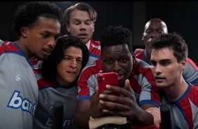 Moe, Dani, Jan, Thierry, and Richard are looking at Sam's Bantr chat