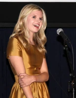 Ana Mulvoy-Ten as Carrie Hudson