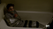 4x04 Liam in tub