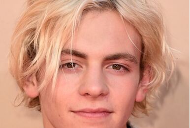 https://static.wikia.nocookie.net/teenbeachmovie/images/7/76/Ross-lynch-homecoming-king.jpg/revision/latest/smart/width/386/height/259?cb=20150526063505