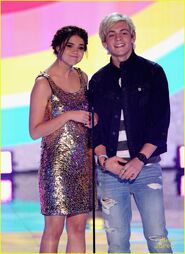Teen Choice Awards 2013 Ross and Maia (5)