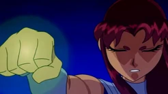 Starfire, rindiéndose ante Robin durante el episodio "Aprendiz".