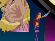 Starfire aceptando el "duelo" de Gatita.