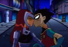 Starfire besa por primera vez a Robin en ¡Adelante! para aprender su idioma.