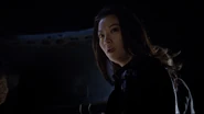 Kira sent un danger venir.