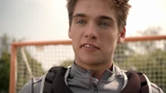 Première apparition de Liam sur le terrain de lacrosse.