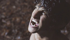 Scott se convierte en Hombre Lobo por primera vez.