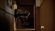 3.png (854 kio) Scott balance Isaac contre un mur.