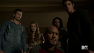 Deaton et les autres examinent Stiles