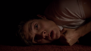 Teen Wolf 3 Temporada Episódio 6 Motel Califórnia Daniel Sharman Isaac Lahey debaixo da cama