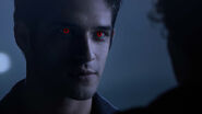 Tyler-Posey-Scott-werewolf-alpha-eyes-Teen-Wolf-Season-6-Episode-20-The-Wolves-of-War
