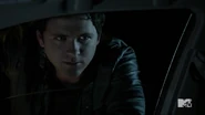 Matt a la fenêtre de la voiture d'Allison