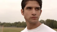 Scott se prépare à utiliser ses pouvoirs de loup garou pour jouer à lacrosse.
