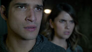 Shelley-Hennig-Tyler-Posey-Malia-and-Scott-Teen-Wolf-Season-6-Episode-9-Memory-Found