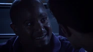 Teen Wolf Season 3 Episode 7 Currents Seth Gilliam Deaton excited about scott's eyes.png (652 kio) Deaton exité d'avoir vu les yeux de Scott devenir rouge