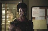Parrish als er nach dem versuchten Mord an ihm im Beacon County Sheriff Station ankommt.