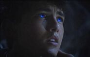 Derek obtient les yeux bleus