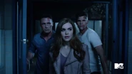 Colton-Haynes-Holland-Roden-Charlie-Carver-Jackson-Lydia-Ethan-Teen-Wolf-Season-6-Episode-20-The-Wolves-of-War.jpg (244 КБ)
