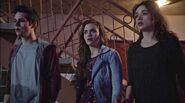 Stiles, Lydia et Allison trouve Scott...