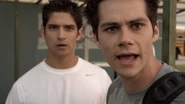 Discussion entre Stiles et Scott, ils s’étonnent de la performance de Liam.
