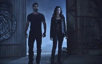 Jennifer arrive avec Derek pour affronter...