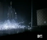 Kira utilisant ses pouvoirs de Kitsune