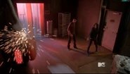 Teen Wolf Season 5 Episode 4 Condition Terminal kira breaks the larm at Club.jpg (80 kio)