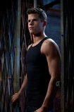 Ethan (Charlie Carver)