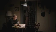Stiles et son père dans la salle à manger