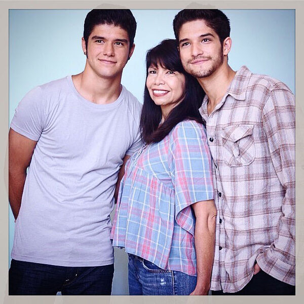 Cyndi-Garcia-Posey-Tyler-Posey-family-pic-Teen-Wolf-News