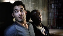 Derek dit à Boyd, mal en point, de partir